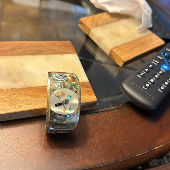 Abalone and silver vintage bird (parrot) cuff bracelet. Made in Arizona. - Picture 9 of 9